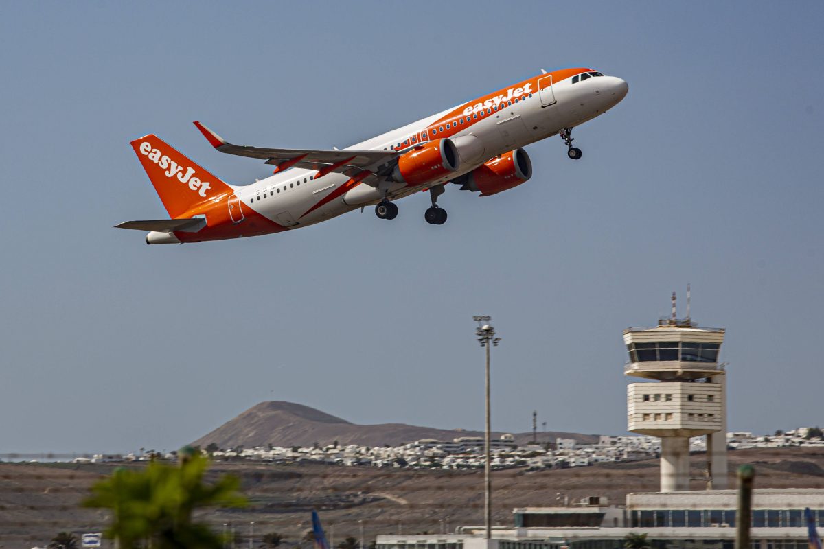 Lanzarote Flughafen, Easyjet-Flugzeug hebt ab