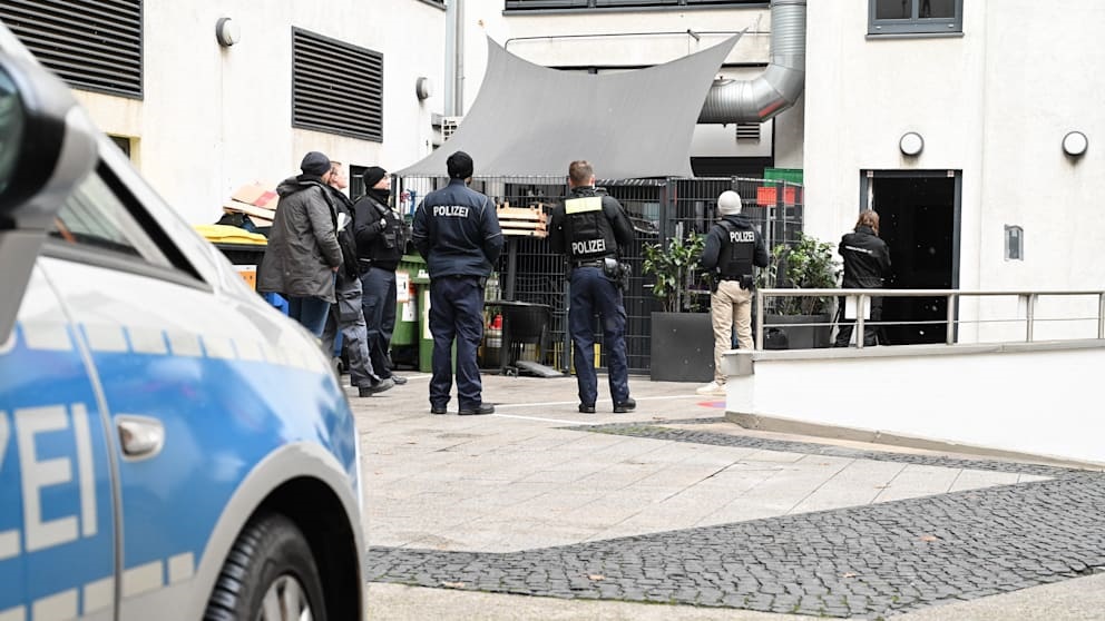 Erst etliche Stunden nach dem Tresor-Raub ist die Polizei vor Ort und sichert Spuren.