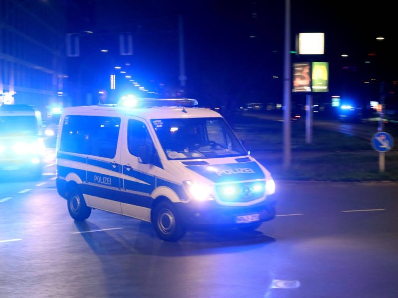Polizei nachts im Einsatz in Berlin