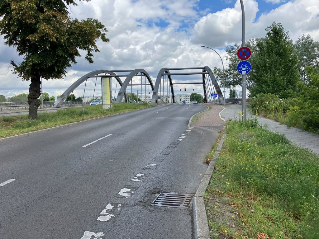 Kurzer markierter Radweg kurz vor der Massantebrücke in Berlin Neukölln.