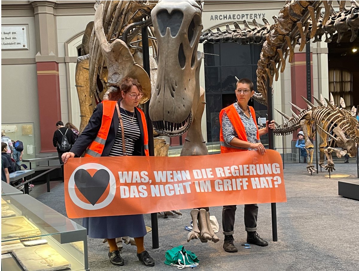 Letzte Generation klebt sich in Naturkundemuseum fest.