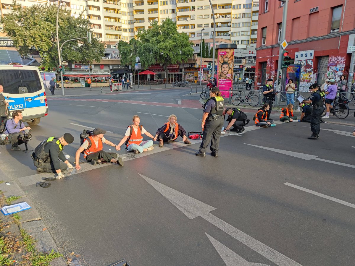 Protest von Klimaaktivisten der Letzten Generation am Kottbusser Tor