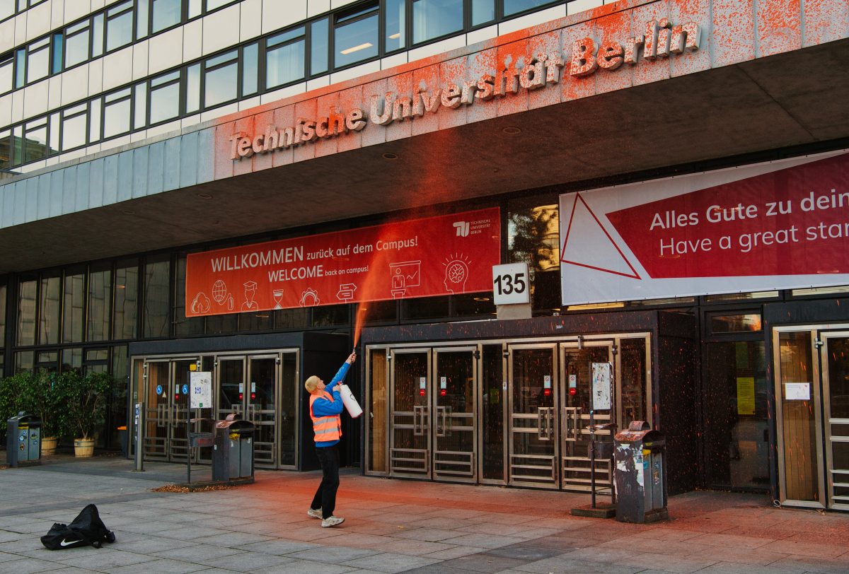 Letzte Generation Farbanschlag TU Berlin