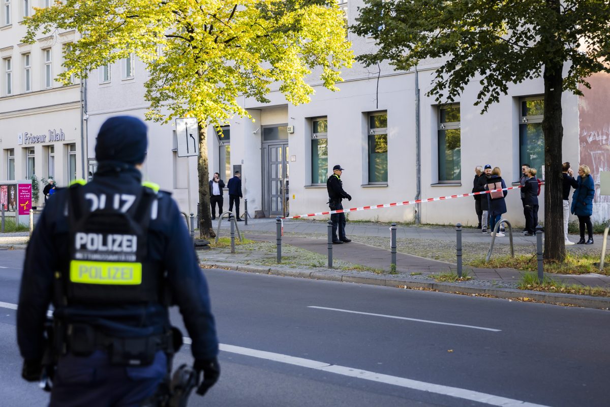 PolizeikrÃ¤fte stehen vor der jÃ¼dischen Gemeinde Kahal Adass Jisroel in der BrunnenstraÃŸe in Berlin-Mitte. Auf das Haus mit jÃ¼dischen Einrichtungen in Berlin hat es nach Angaben der betroffenen Gemeinde in der Nacht zum Mittwoch einen versuchten Brandanschlag gegeben. Die Gemeinde Kahal Adass Jisroel schrieb auf der Plattform X, frÃ¼her Twitter, Unbekannte hÃ¤tten zwei Molotow-Cocktails von der StraÃŸe aus in Richtung ihres Gemeindezentrums geworfen.
