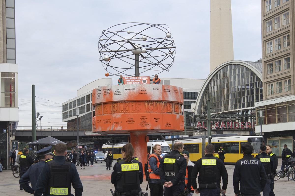 Die Letzte Generation entsetzt mit der Farb-Attacke auf die Weltzeituhr den SchÃ¶pfer des Berliner Wahrzeichens am Alexanderplatz.