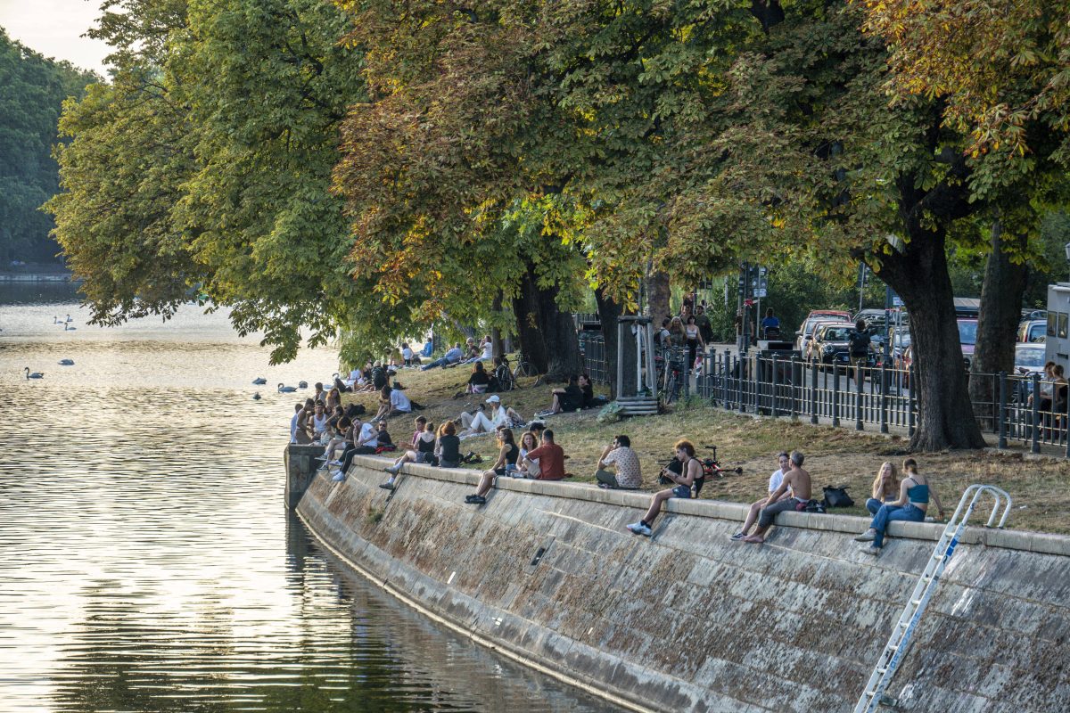 Das Wetter in Berlin treibt die Menschen noch einmal nach drauÃŸen.