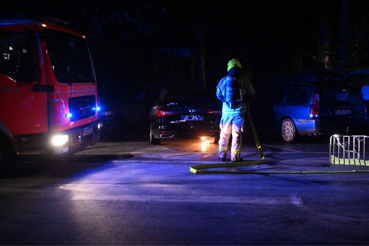 Berliner Feuerwehr lÃ¶scht Brand an MILES Auto.