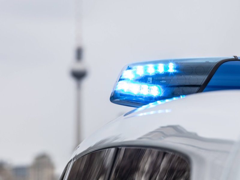 Berlin: Zwei Polizisten bauen Motorrad-Unfall – verletzt!