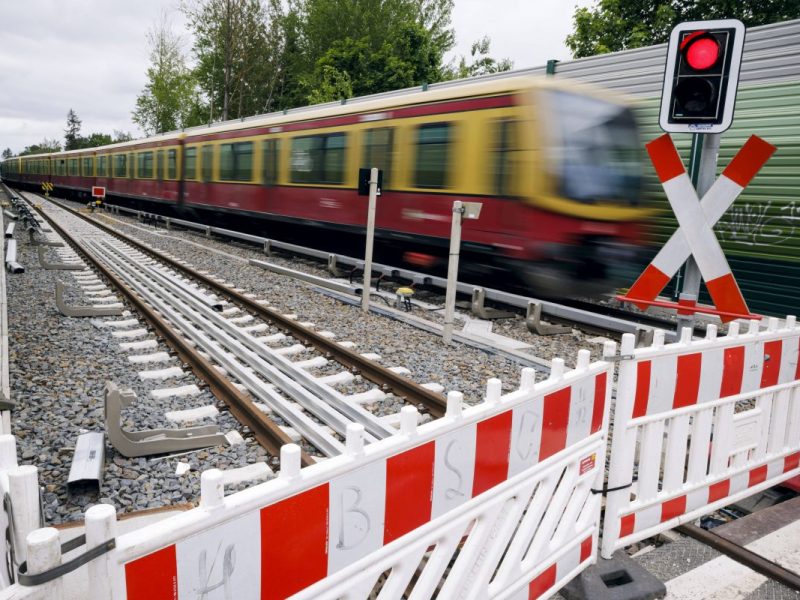 Bauarbeiten auf der Strecke der S2 und S8 der S-Bahn Berlin.