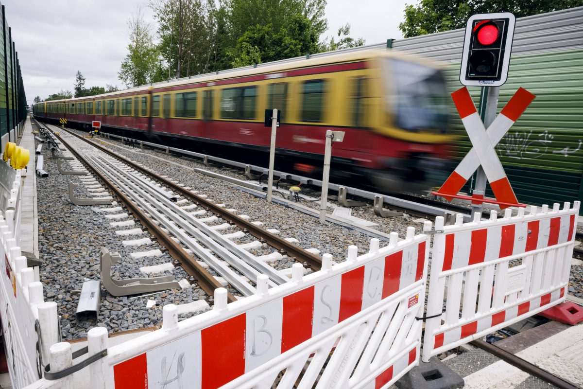 Bauarbeiten auf der Strecke der S2 und S8 der S-Bahn Berlin.