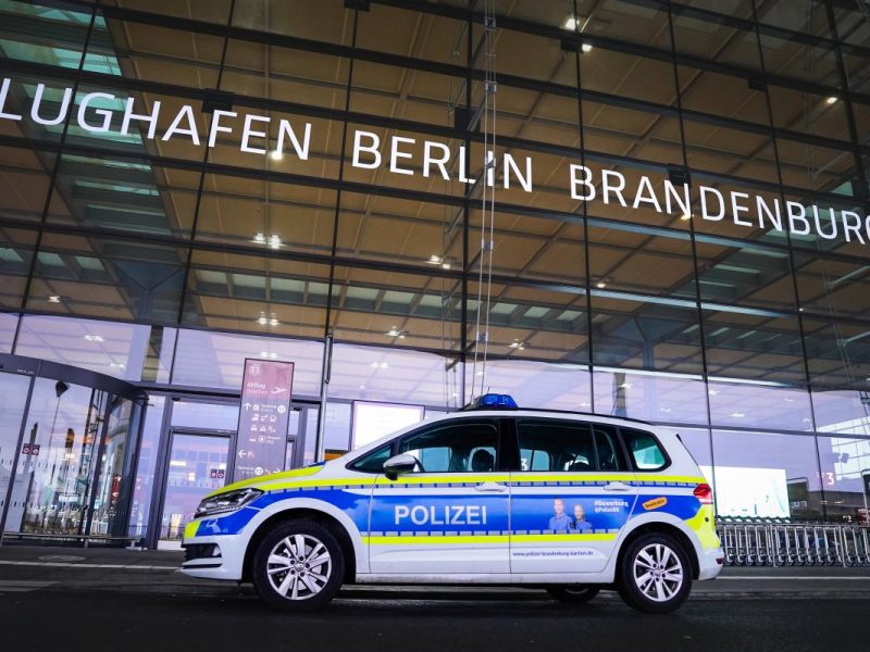 Polizei am Flughafen BER