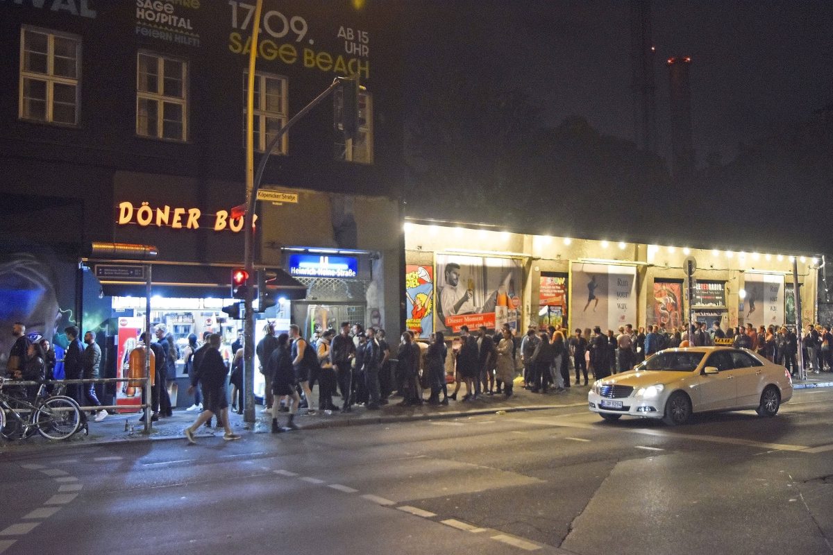 Die Schlange vor dem KitKatClub ist meist sehr lang.