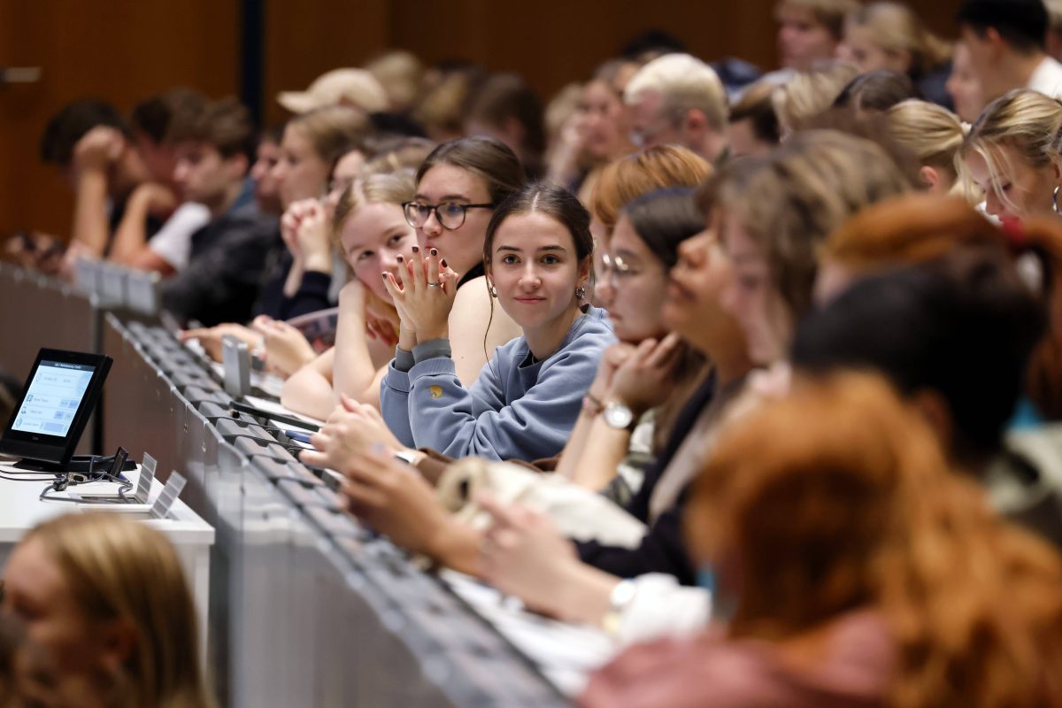 Symbolbild. Studenten in einer Uni. Auch in Berlin studieren viele Menschen.