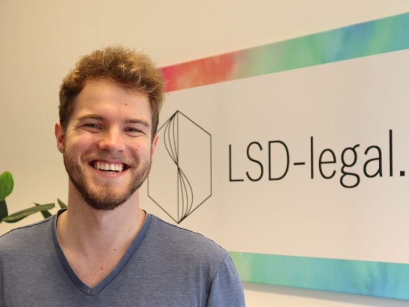 Daniel Becker ist der Gründer und Geschäftsführer von LSD legal in Berlin-Friedrichshain.