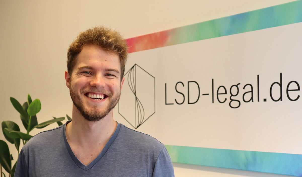 Daniel Becker ist der Gründer und Geschäftsführer von LSD legal in Berlin-Friedrichshain.