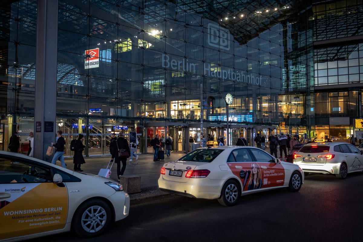 Im Streit um Fahrgäste zwischen Uber, Bolt und Co. und Berliner Taxi-Fahrern soll eine Neuerung für einen faireren Wettbewerb sorgen.