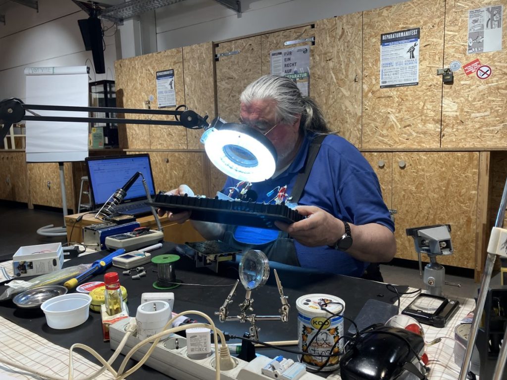 Norbert Boenig ist Repair-Techniker im Repair-Café in der Noch Mall in Berlin.