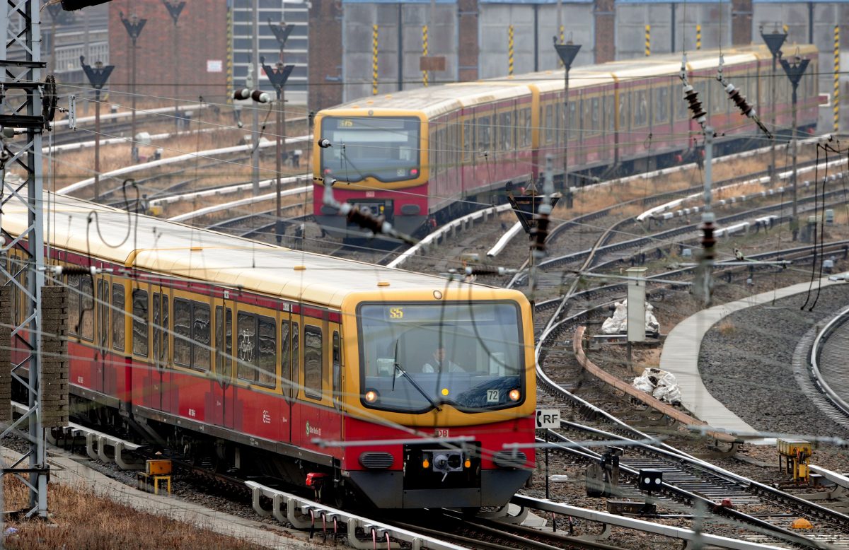 Eine S-Bahn der Linie 75 steht auf den Gleisen der S-Bahn Berlin.