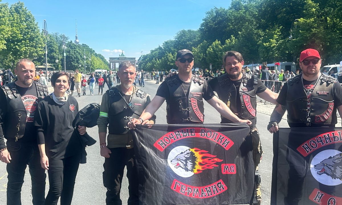 Mitglieder der sowjetisch-nationalistischen Rockergruppe «Nachtwölfe» zeigen Fahnen. Die Gruppe besucht seit Jahren verschiedene Gedenkorte in Berlin anlässlich des Jahrestages des Ende des Zweiten Weltkriegs vor 79 Jahren.