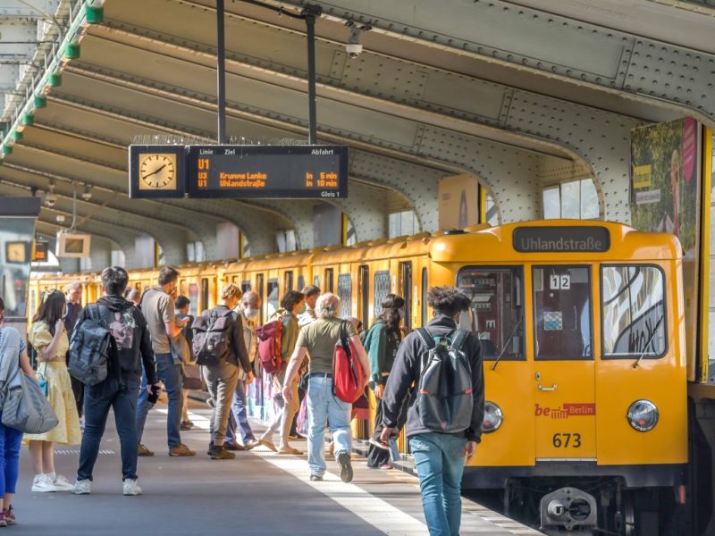 Ein Wagen der U-Bahn Berlin am Kotti in Kreuzberg.
