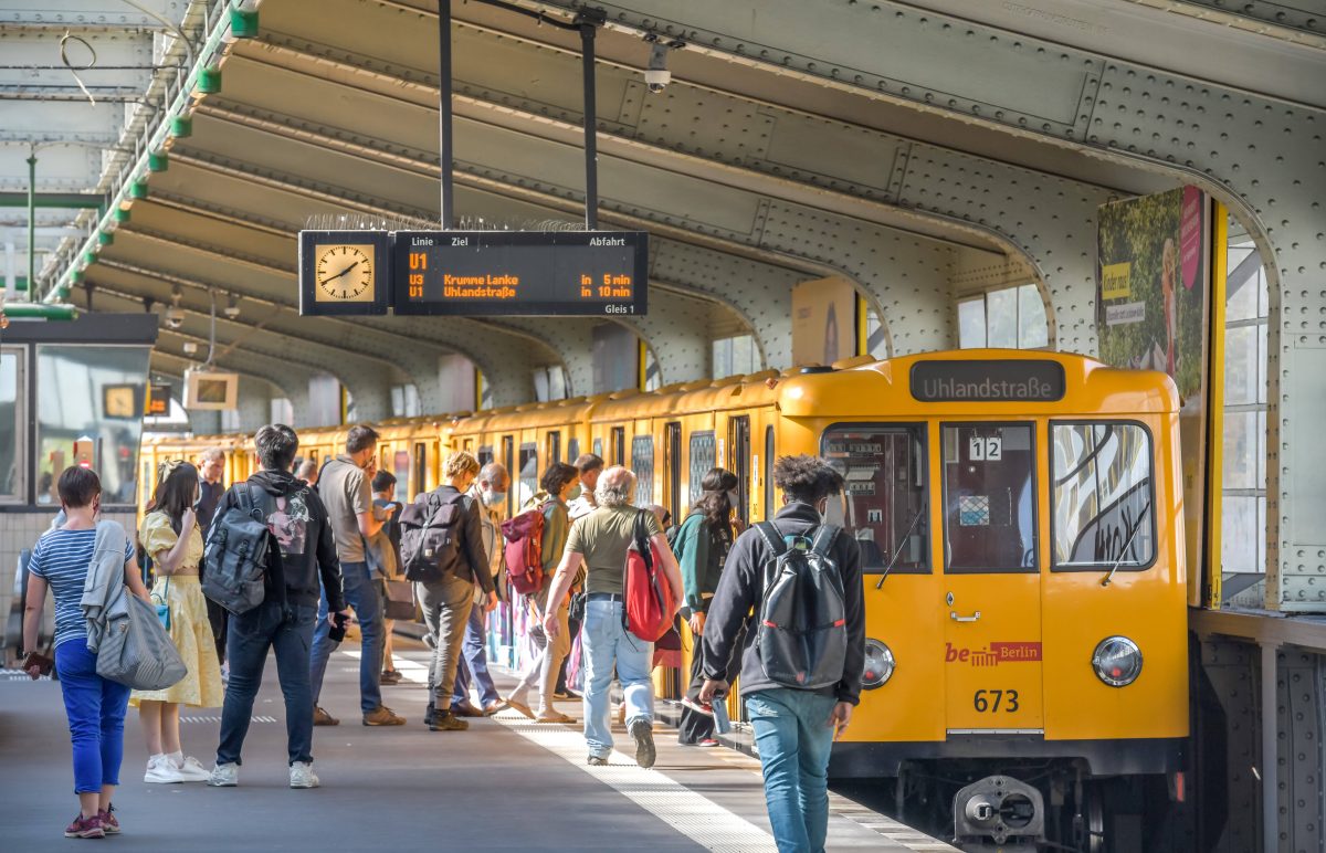 Ein Wagen der U-Bahn Berlin am Kotti in Kreuzberg.