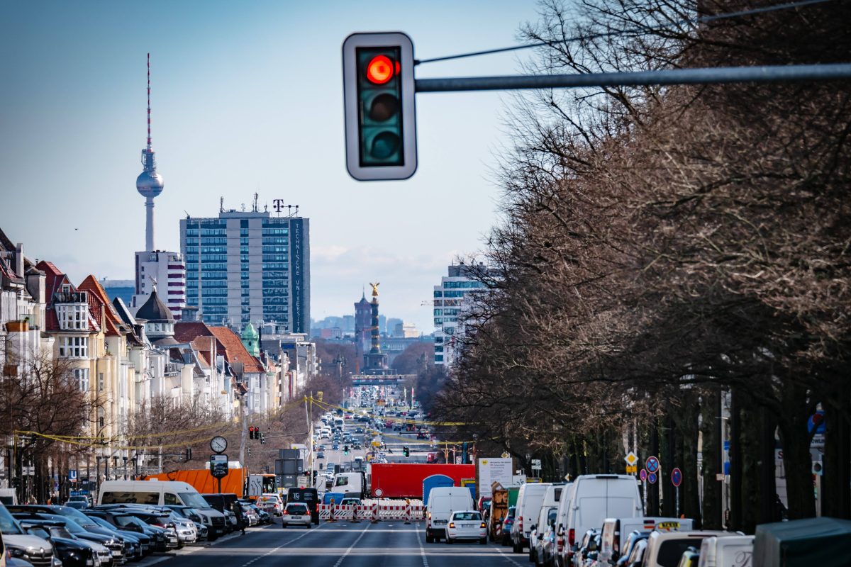 Die Suche nach Wohnungen zur Miete in Berlin bleibt hart. Das zeigen neueste Zahlen von Immoscout24.