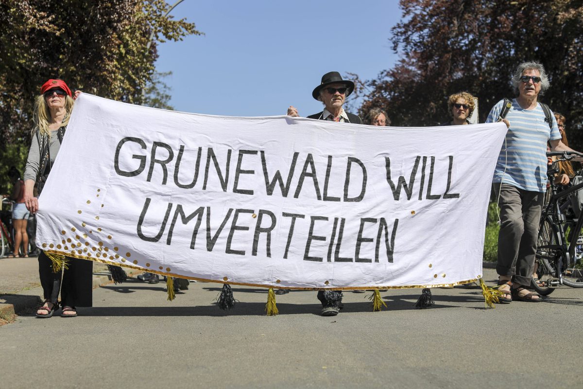 Satirische Demo am 1. Mai in Berlin-Grunewald.