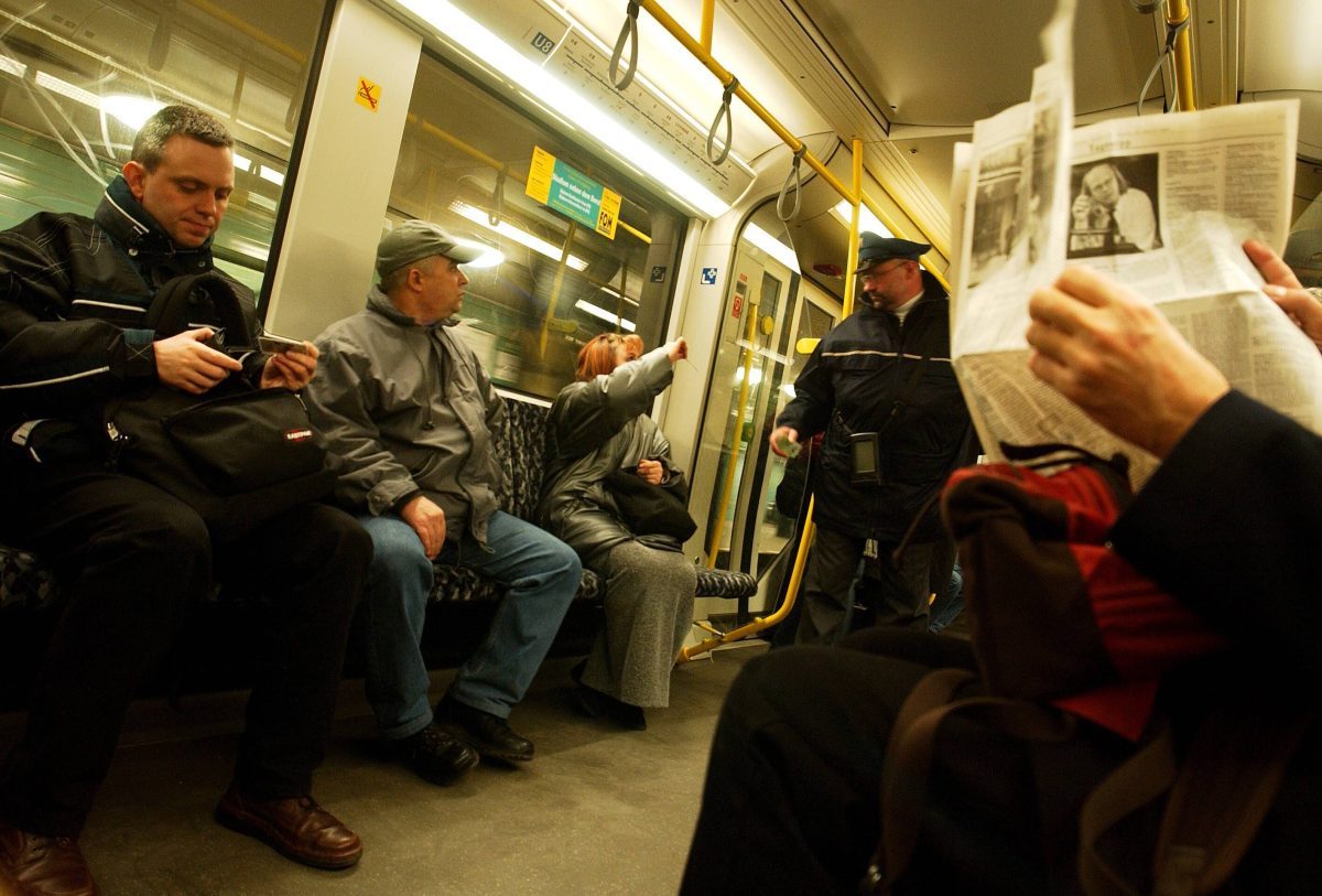 Ein schwerbehinderten Mann besucht Berlin. Hier bekommt ein Knöllchen von der BVG obwohl er ein Ticket hat. Der Grund macht fassungslos.