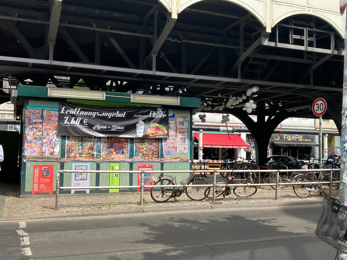 Es gibt einen neuen Döner in Berlin-Kreuzberg. Der 36 Döner hat einen berühmten Besitzer und befindet sich am Görlitzer Bahnhof.