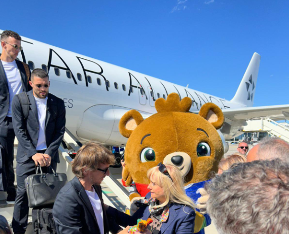 Die erste Nationalmannschaft ist für die EM in Berlin angekommen.