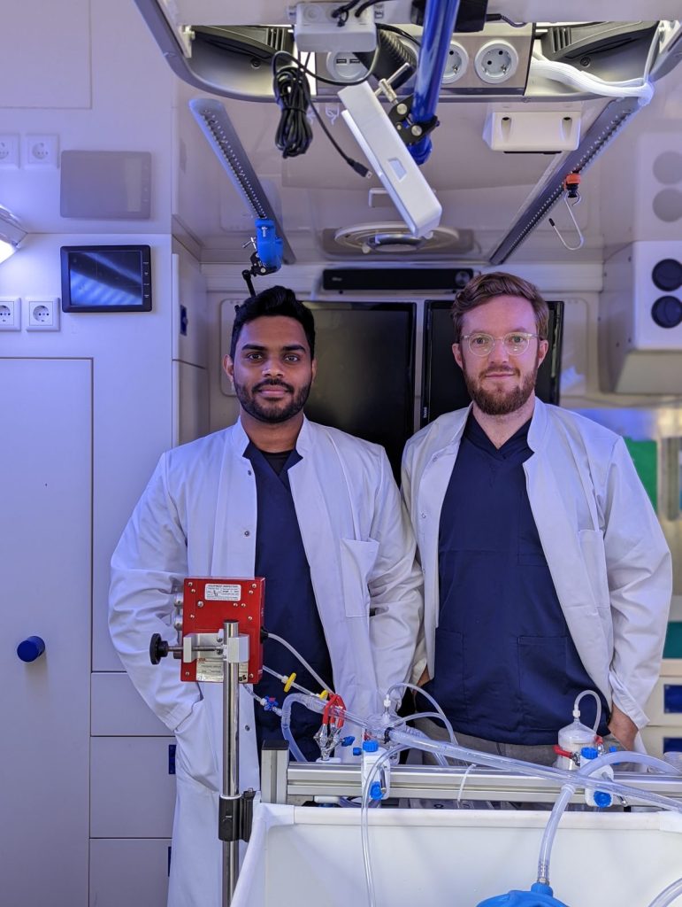 Das sind Gründer Dr. Emil Kendziorra und der Chirurg Dr. Irishikesh Santhosh von Tomorrow Bio in Berlin.