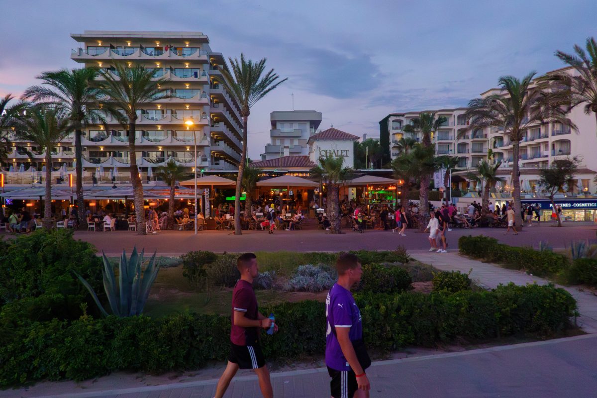 Im Urlaub auf Mallorca nachts an der Playa entlang gehen.