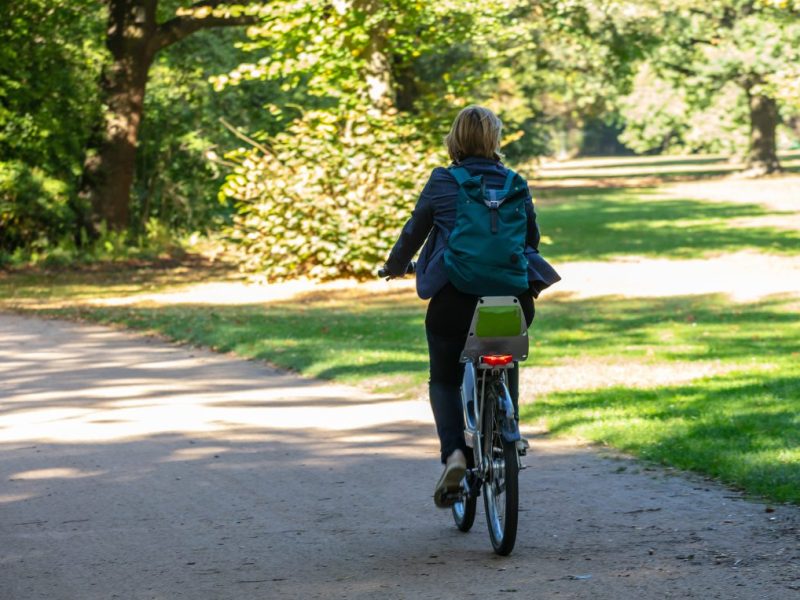 Neukölln: Frau bittet Fahrradfahrer um Hilfe – der Grund macht betroffen