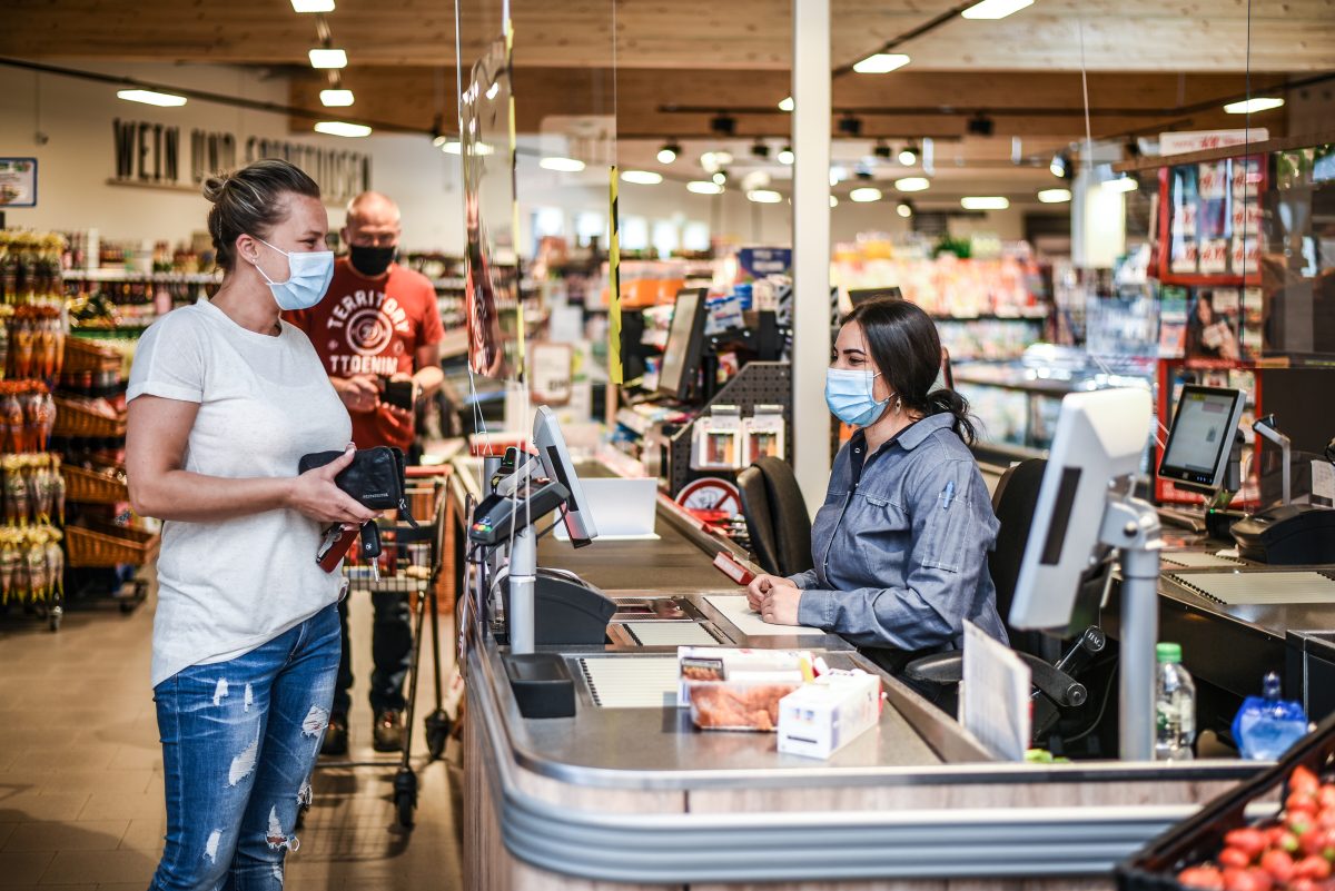 Bei Rewe an der Kasse erlebte eine US-Amerikanerin eine böse Überraschung. (Symbolfoto)