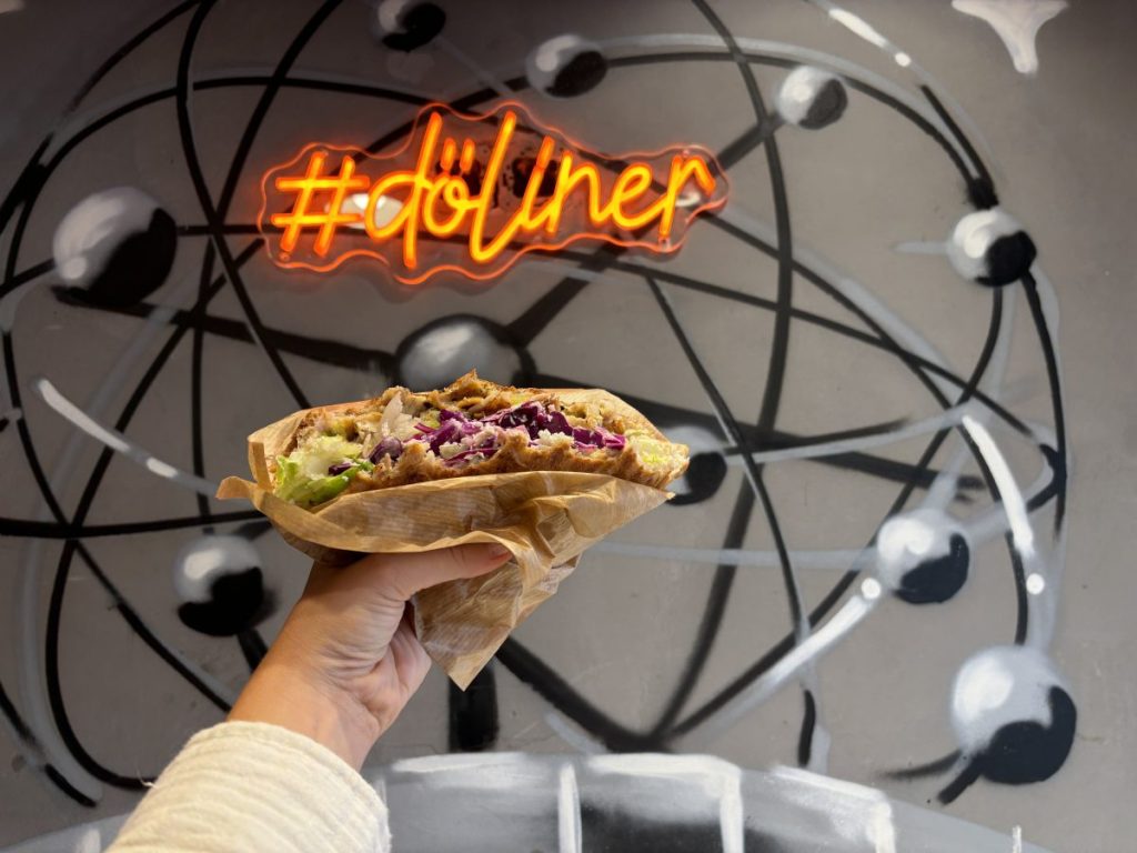 Wir haben den Berliner Döner auf Mallorca bereits bei einem Besuch getestet. Ein Döner mit Fleisch kostet 7,90 Euro. Für den Ayran fallen 2,50 Euro an.