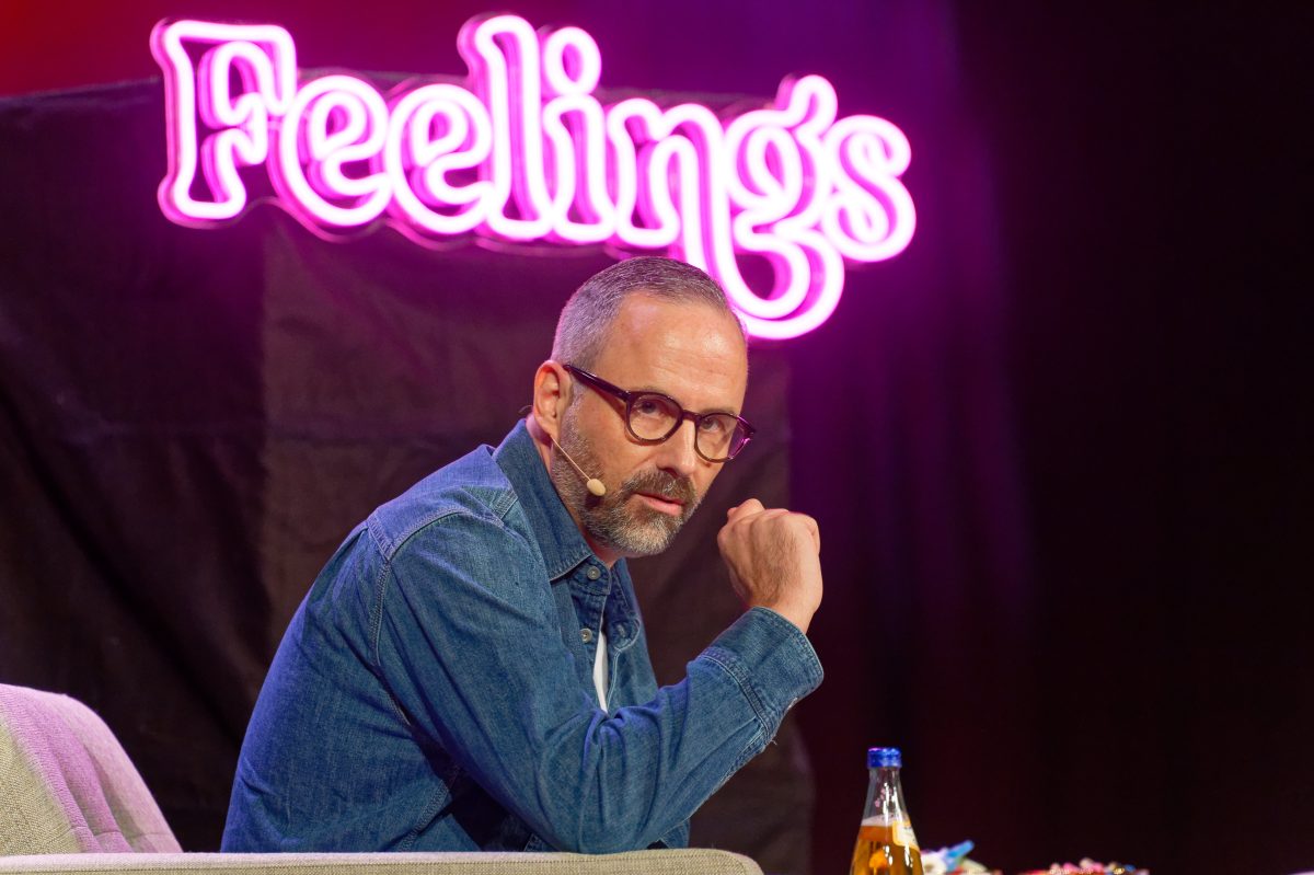 Kurt KrÃ¶mer bei einem Liveauftritt seines Podcasts 