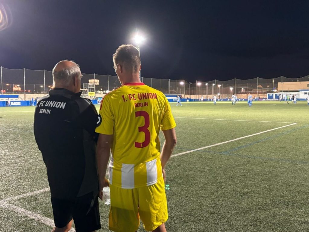 Der Trainer der Traditionsmannschaft des 1. FC Union Berlin Dr. Detlef Schwarz bespricht sich vor Spielbeginn mit einem seiner Spieler.