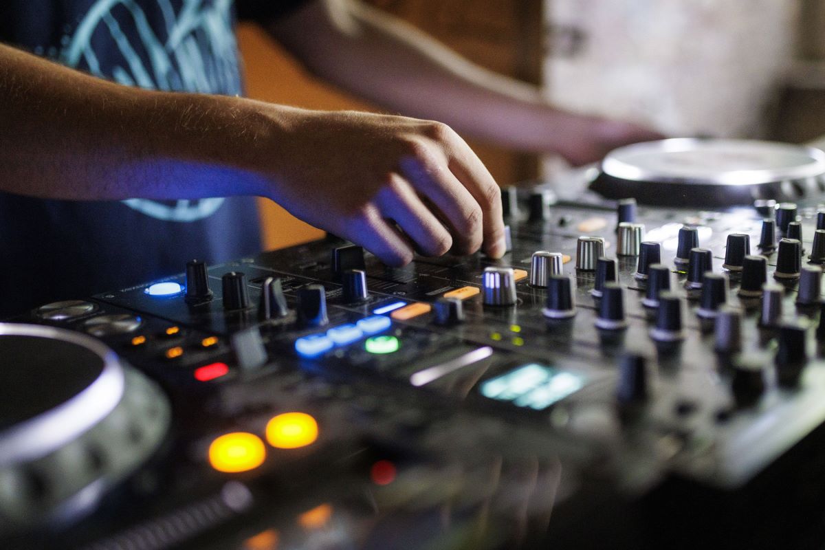 Techno und Clubs werden nicht untergehen in Berlin, findet Musikstar Fritz Kalkbrenner.