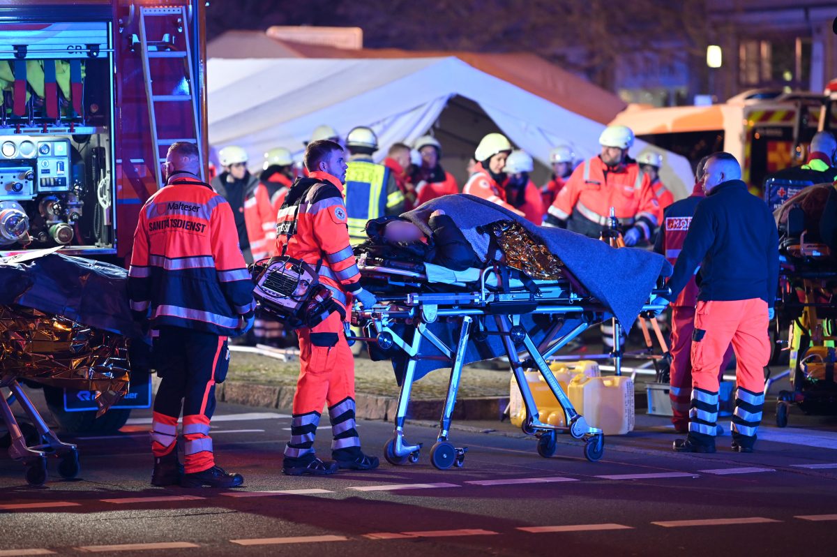 Anschlag auf dem Weihnachtsmarkt Magdeburg: EinsatzkrÃ¤fte bringen eine verletzte Person zum Rettungswagen.