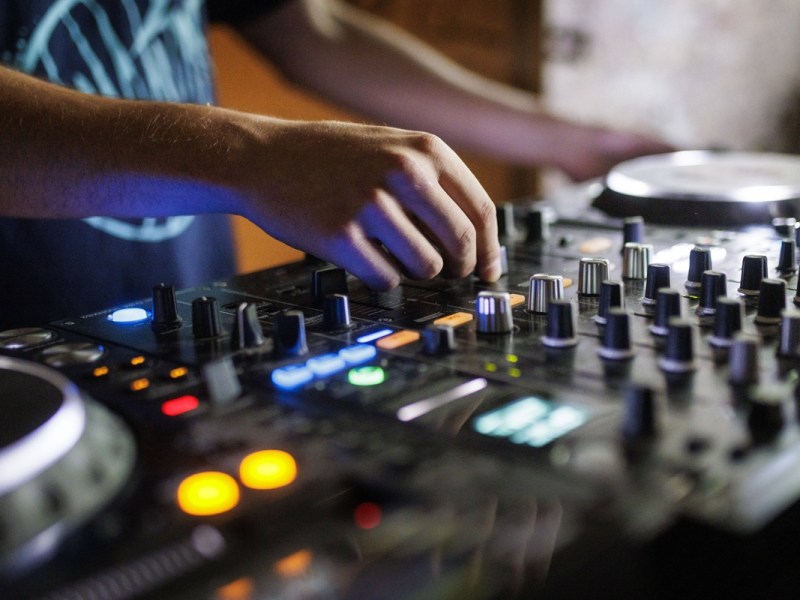 Ein DJ legt auf, wie in vielen Clubs in Berlin.