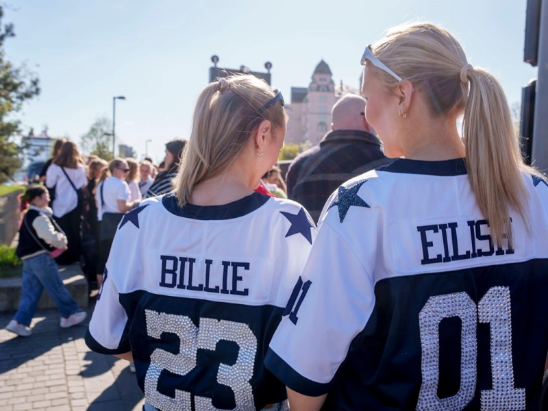 Zwei Fans warten auf Einlass. Auch in Berlin spielt Billie Eilish ein Konzert.