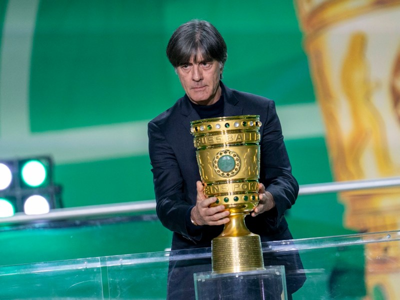 Jogi Löw platziert den DFB-Pokal für die Siegerehrung im Stadion von Hertha BSC.