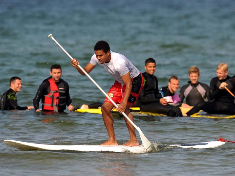 Die Spieler von Union Berlin machen beim Trainingslager 2012 Stand-up-Paddling.