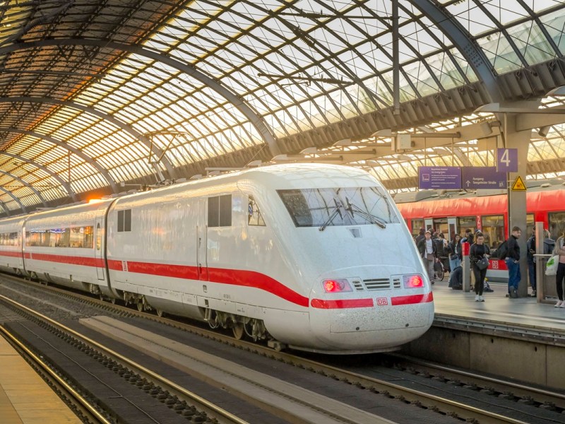 Eine Bahn fährt in einen Bahnhof in Berlin ein.