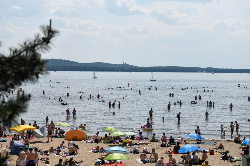Menschen am Strand vom See
