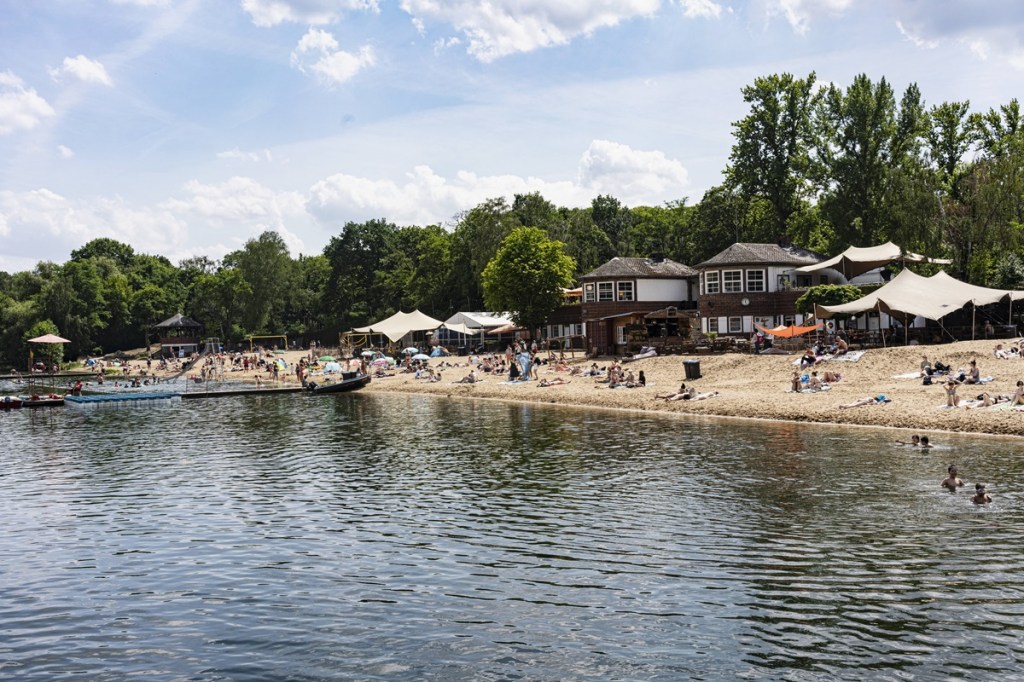 Strandbad Plötzensee mit historischen Gebäuden
