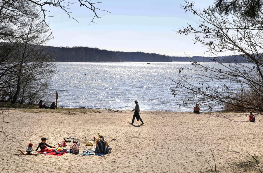 Strandabschnitt mit Ausblick auf See