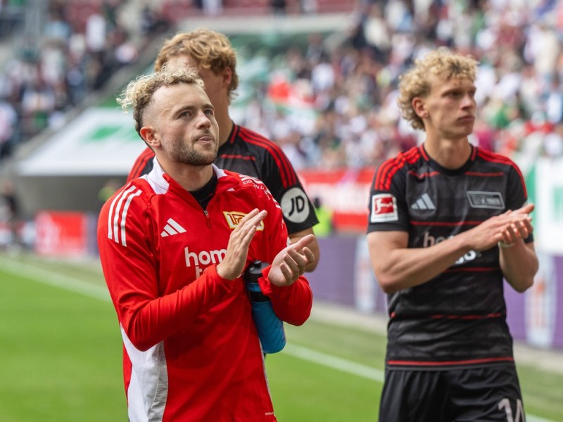 Benedict Hollerbach jubelt mit den Fans. Er verlässt Union Berlin im Sommer.