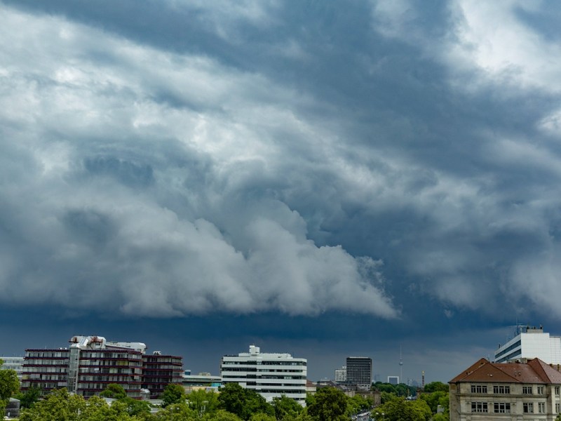 Dunkle Wolken bestimmen das Wetter in Berlin und Brandenburg.