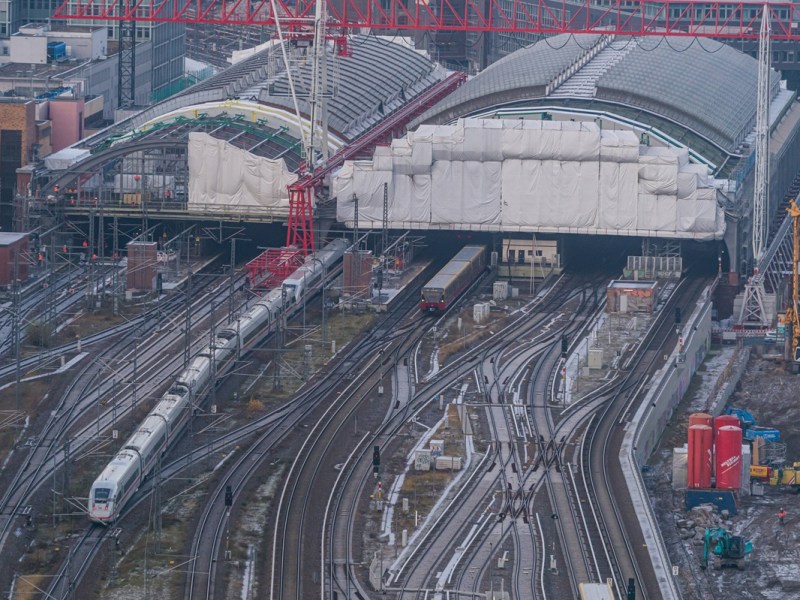 Der Ostbahnhof in Berlin aus der Luft aufgenommen.